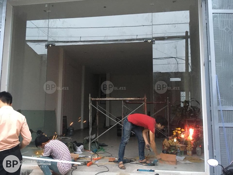 Bộ cửa kính thủy lực, cửa bản lề sàn 132 Tam Trinh 